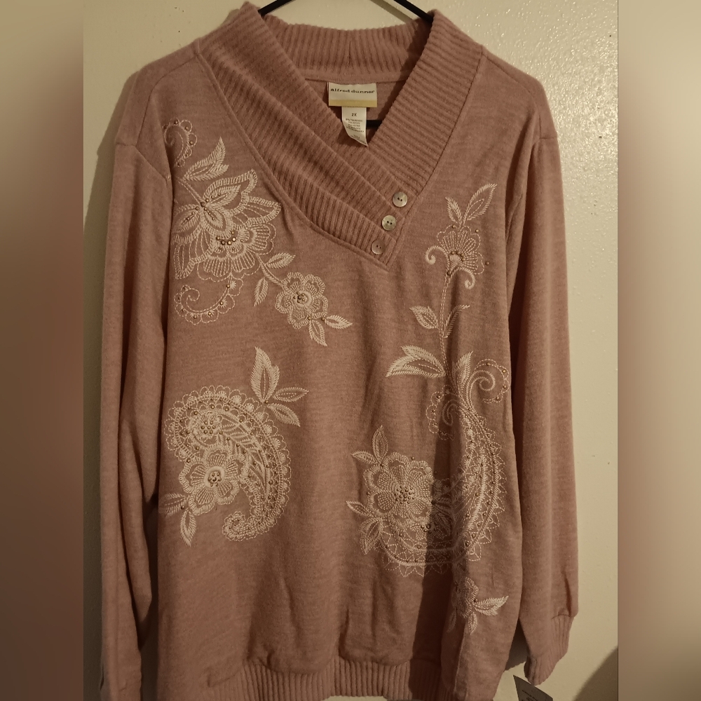 Womans alfred dunners  Beautiful PinkSweater with Floral Design In Plus Size 2X